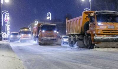 Спецтехника продолжает расчищать улицы Тюмени после снегопадов