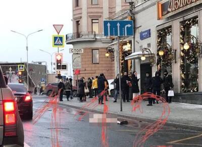 В центре Москвы с 5 этажа выпал голый мужчина с ножом: погибшим оказался известный блогер Егор Просвирнин - Русская семерка