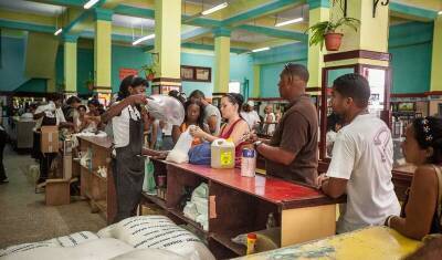 Революция ко Дню революции: власти Кубы включили в продуктовые карточки ром