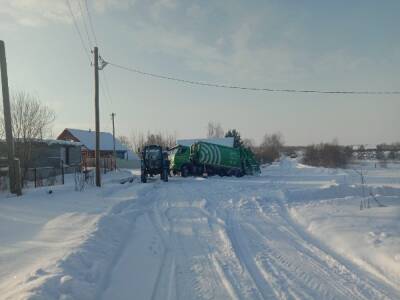 Застрявший на дороге в Тверской области мусоровоз пришлось вытаскивать трактором
