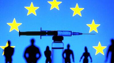В Евросоюзе сообщили, сколько взрослых за год вакцинировали против COVID-19