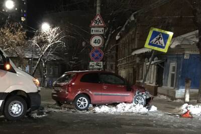 Около прокуратуры Саратовской области маршрутное такси попало в ДТП
