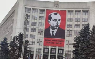 На здании Тернопольской ОГА вывесили баннер с портретом Бандеры