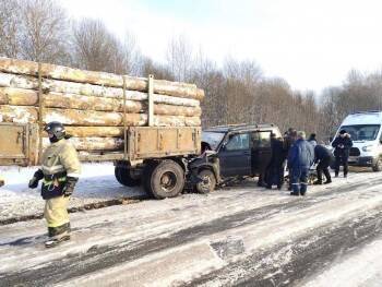 В Вологодской области старичок на «Патриоте» влетел в лесовоз и едва не убил двух пассажиров