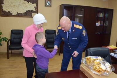 Главный следователь Курской области подарил детям-сиротам из Курчатова ноутбук