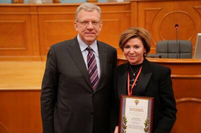 Кудрин вручил почётную грамоту главе новосибирской Контрольно-счётной палаты Елене Гончаровой