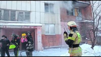 В Магнитогорске спасатели эвакуировали 45 человек из горящего дома
