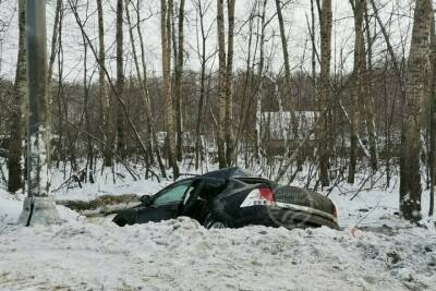 На Ряжском шоссе в Рязани Opel врезался в столб и улетел в кювет