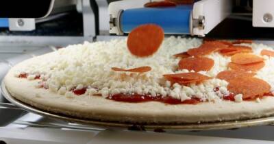 Экс-инженеры SpaceX создали робота, который автоматически делает по 80 пицц в час (видео)
