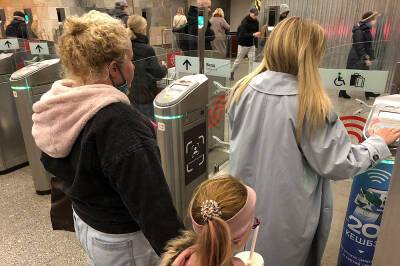"Это будущее": Собянин оценил систему Face Pay в метро