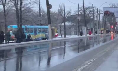 Непогода парализовала движение транспорта в Одессе, люди идут пешком: видео