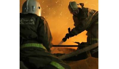 Горящую квартиру в Смоленске тушили 27 пожарных