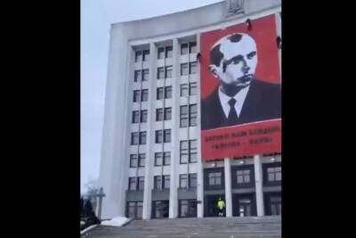 На здании облсовета Тернополя вывесили огромный баннер с Бандерой