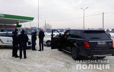 Житель Буковины из авто стрелял по остановке