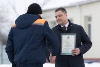 Псковский губернатор вручил спасателям награды и осмотрел их новую технику