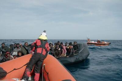 Италия приютила 558 мигрантов, которых спасли в море