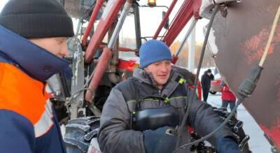 Два друга-тракториста в профессии 20 лет и ездят в Чебоксары из района: "Городские садиться за тяжелую технику не хотят"