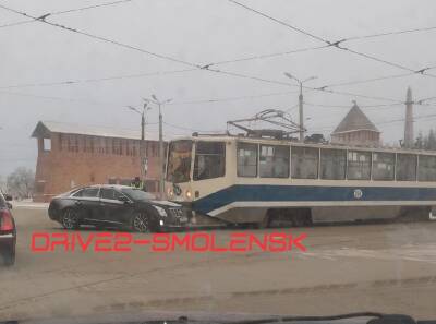 В центре Смоленска столкнулись иномарка и трамвай