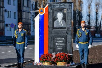 В Грозном открыли улицу и стелу в честь погибшего главы МЧС Евгения Зиничева