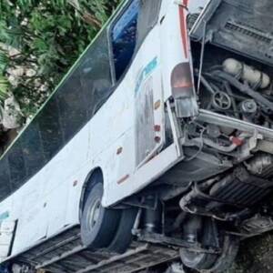 В Колумбии сорвался с обрыва автобус с людьми: есть погибшие