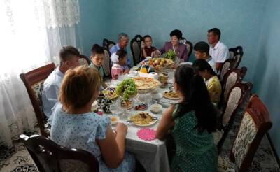 В Узбекистане в прошлом году усыновили 1184 ребенка. В результате были закрыты семь домов "Мехрибонлик" и три детских городка