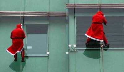 В Словении альпинисты в костюмах Санта-Клаусов поздравили детей в больнице (ФОТО)
