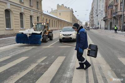 В день саммита СНГ на улицы Петербурга вывели более тысячи единиц снегоуборочной техники