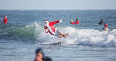 400 Санта-Клаусов катались по волнам пляжа Флориды в рамках благотворительной акции (видео)