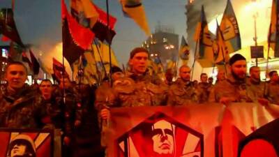 На Украине под конец года новые скандальные решения: власти прославляют бандеровцев и закрывают оппозиционные телеканалы