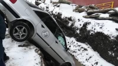 Стало известно, как автомобиль попал в траншею на ул. Минской