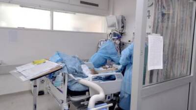 "Омикрон" в Израиле: сотни заразившихся за сутки, 8 человек - в больницах