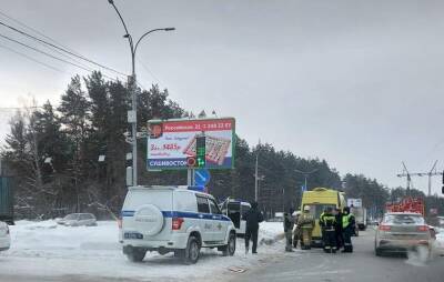 В Новосибирске полицейский автомобиль попал в ДТП с грузовиком