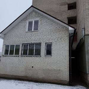 В Волынской области к многоэтажке пристроили частный дом. Фото