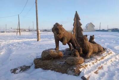 Якутский мастер сделал из навоза скульптуры тигров в честь 2022 года