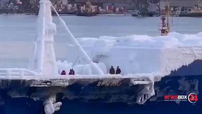 Во Владивостоке встретили замороженный сухогруз