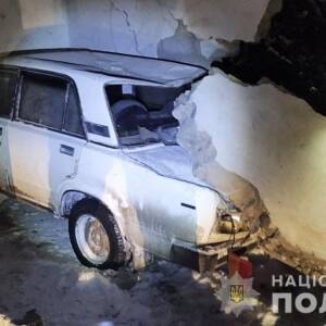 В Запорожской области пьяный водитель ВАЗа врезался в остановку. Фото