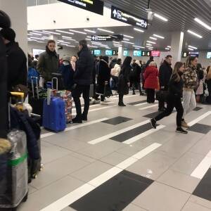 Сотни пассажиров не могут вылететь из запорожского аэропорта. Фото