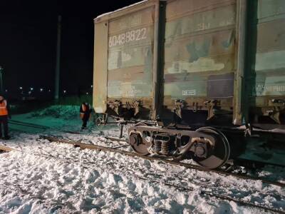 В Челябинске на железной дороге три вагона сошли с рельсов