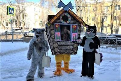 Волгоградцев поздравляют с Новым годом снеговик Олаф и избушка Бабы-яги