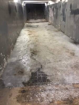 Вход с ледянкой: нижегородцы жалуются на скользский подземный переход в Автозаводском районе