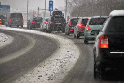 В Красноярске снегопад осложнил движение на дорогах 28 декабря
