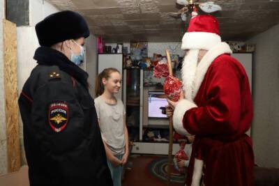 Псковские полицейские поздравили многодетную семью с Новым годом