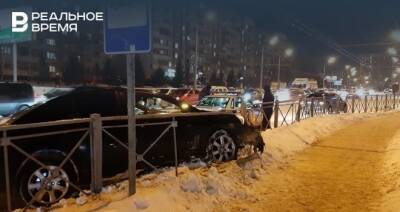 На остановке Вагапова в Казани автомобиль снег забор