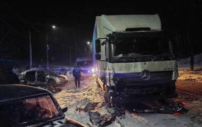 Под Киевом авто влетело в фуру, есть погибший