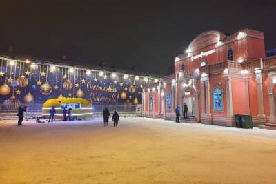 На Конюшенной площади официально открыли ледовый каток