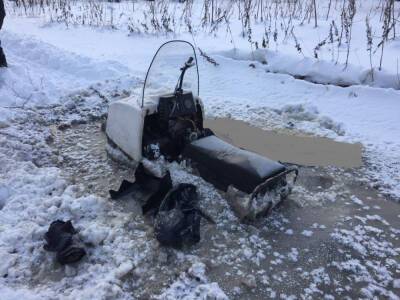 Сахалинец на снегоходе провалился под лед и погиб