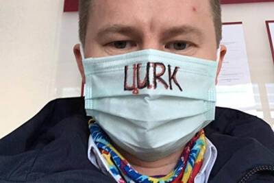 На Урале судья попросила наказать адвоката за маску с надписью
