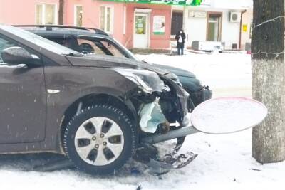 Иномарка снесла дорожный знак в Тверской области