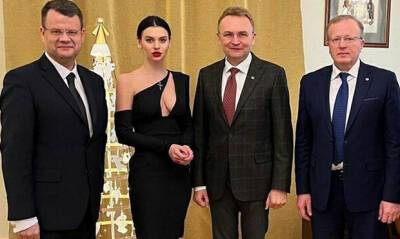 Юлия Гришина - Замминистра образования Украины уволили из-за фотографии с помощницей в откровенном платье - og.ru - Украина