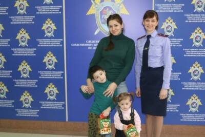 В Ивановской области следователи поздравляют детишек погибших коллег